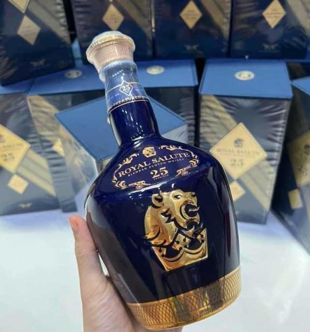 Chivas 25 Năm Royal Salute